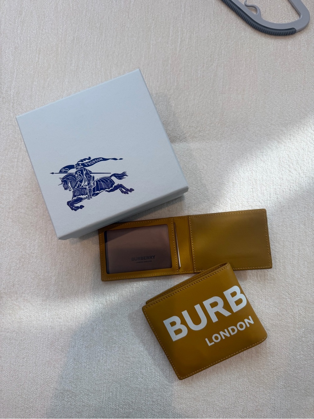Burberry Logo Print Leather International Bifold Men Wallet ID Card Case